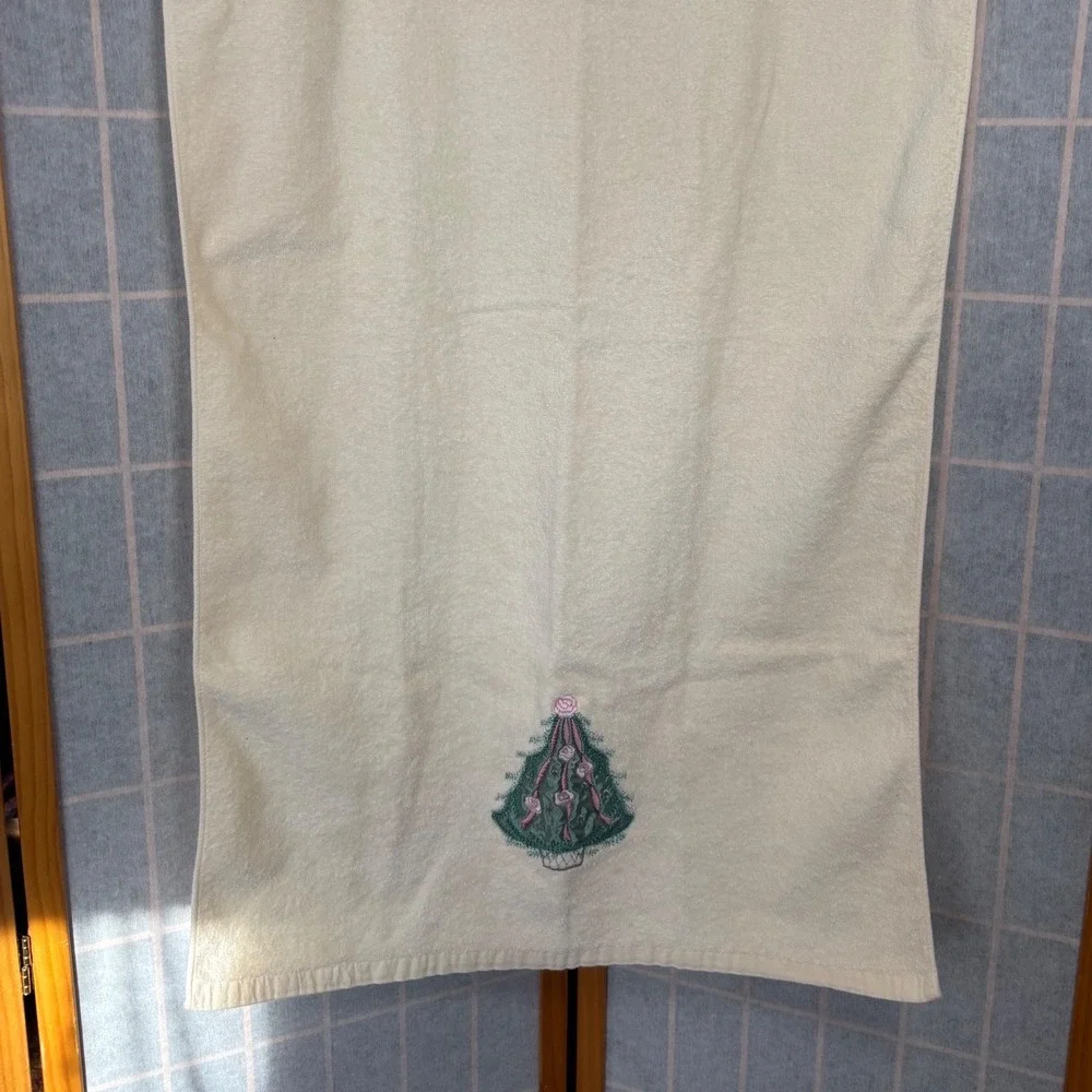 Vintage Cecil‎ Saydah Embroidered Christmas Tree Bath Towel Cream Holiday